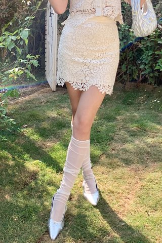 THE ROMANCE LACE SKIRT IN CREAM 