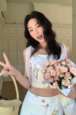 25' BLOOMY FLORAL TOP IN WHITE