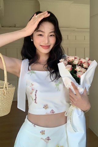 25' BLOOMY FLORAL TOP IN WHITE