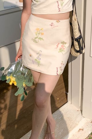 25' BLOOMY FLORAL SKIRT IN BUTTER