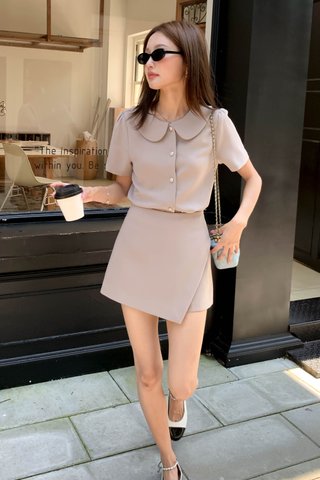 HER DOLL COLLAR TOP IN ETOUPE