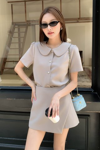 HER DOLL COLLAR TOP IN ETOUPE