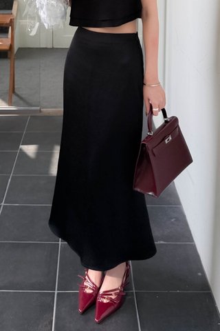SILKY SATIN FISHTAIL SKIRT IN BLACK