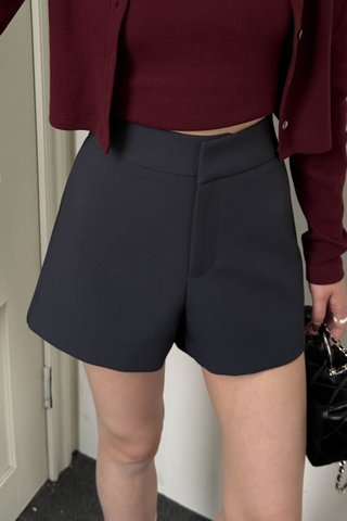 WIDE WAIST TAILORED SHORT IN GREY