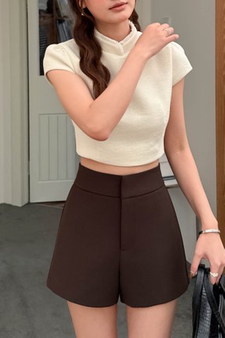 WIDE WAIST TAILORED SHORT IN BROWN