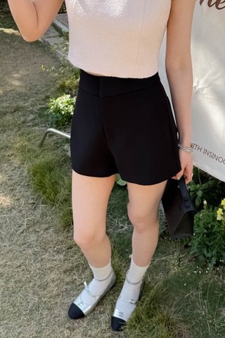 WIDE WAIST TAILORED SHORT IN BLACK