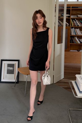 IIN TWIST ASYMMETRIC DRESS IN BLACK