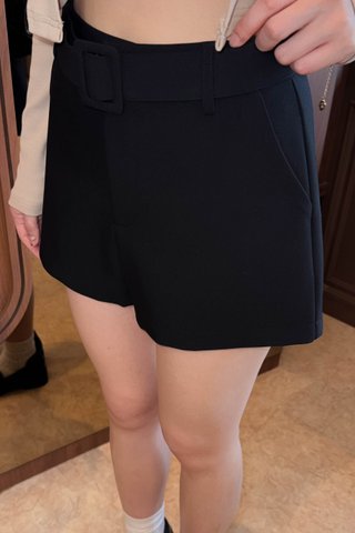 WEEKEND BELTED TAILORED SHORT IN BLACK